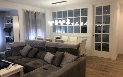 Puerta con montante: la solución ideal para ganar luz y amplitud en viviendas y negocios